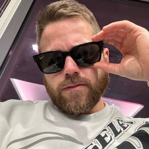 Meet your Posher, Enrique